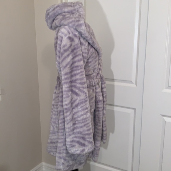 UGG NEW AARTI SIZE XL GORGEOUS LAVENDER AND WHITE ZEBRA PRINT SHERPA HOODED ROBE - Picture 8 of 13